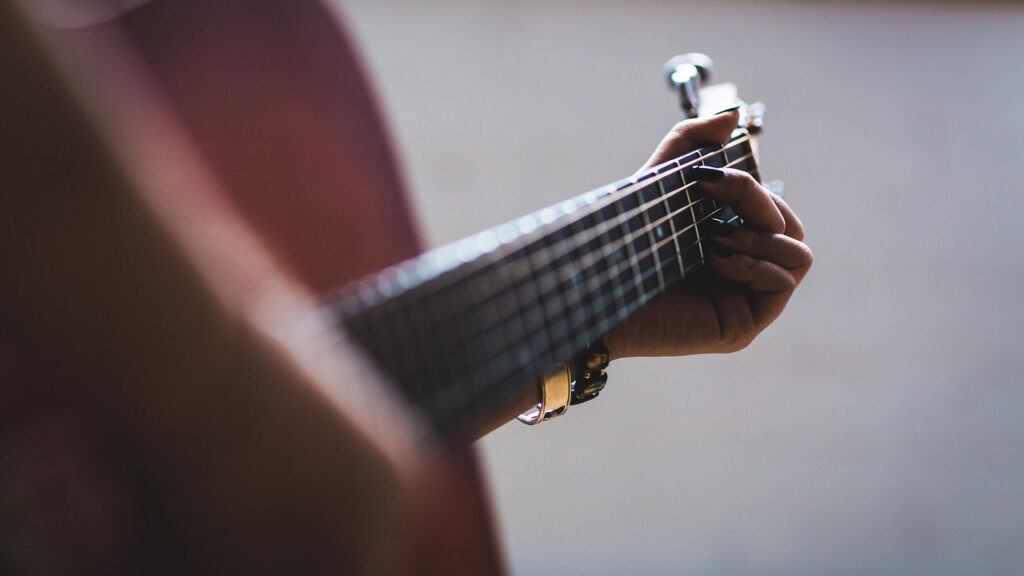 Gitaar spelen met nepnagels