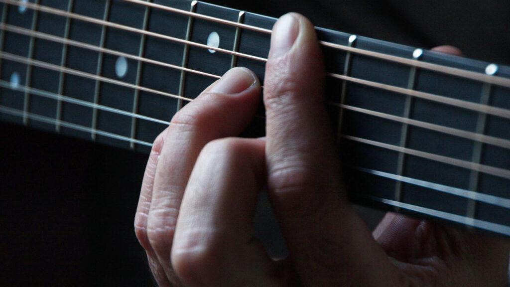 Vingers en nagels met een gitaar