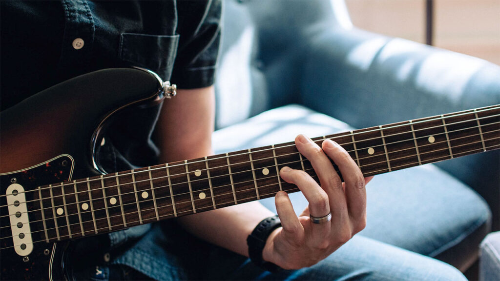 Hand die gitaar speelt