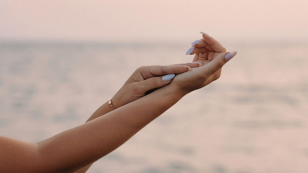 Zwemmen met acrylnagels